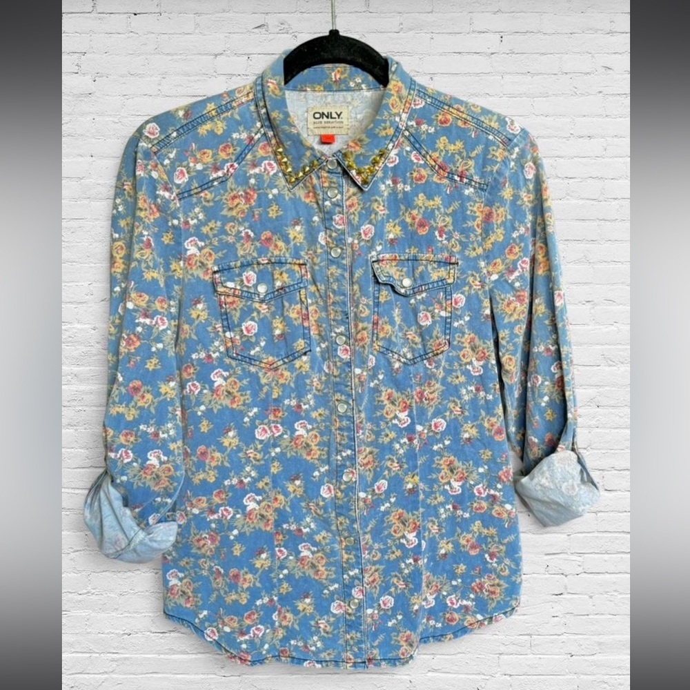 ONLY Blue Floral Studded Collar Western Button-Up Shirt - Picture 3 of 8